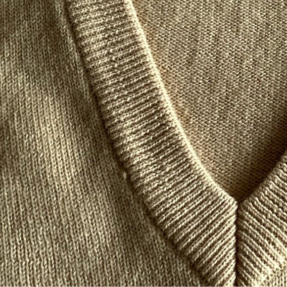 Brand new Vintage men's 100% wool v-neck sweater - Picture 7 of 9